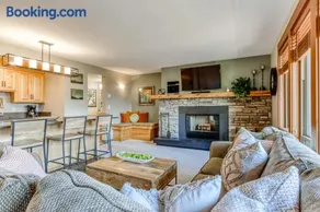 Beautiful Bend home with shared pools & hot tubs & free WiFi - close to hikes - Image 1