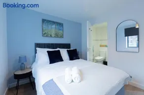 Spacious City Centre Apartment with Balcony - Image 3