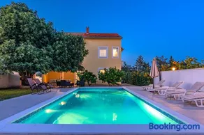 Villa Kutija with heated pool - Image 1