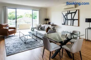 Harvey a Stylish and Spacious Retreat in a Prime Location - Image 4