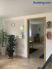 Schöne moderne & rustikale Einliegerwohnung mit Küche - Image 1