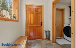 Tahoe Donner Cabin Level Driveway Sleeps 8 Decks Close to Ski & Trails - Image 5