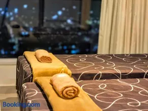 2-bedroom apartment with pool, gym and views from the 35th floor! - Image 1