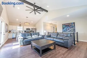 Lucky 777's with Boat Slip and Indoor Basketball - Image 2