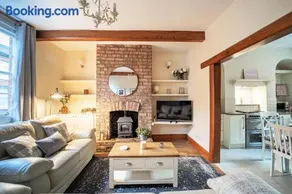 The Cottage in Chester, Sleeps 6 with FREE Parking - Image 1