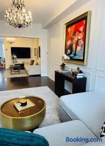Elegant Port Credit Escape Lakefront And Dining - Image 1