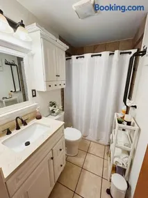Cozy St Louis Retreat with Office and Gym - Image 3