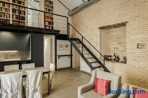 Cozy Center Apartment - Image 2