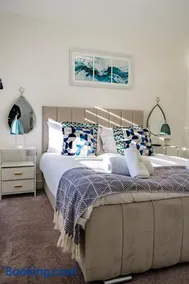 Serene Contractor Pad - Slough, Heathrow, Windsor - Free Parking- WiFi - Sleeps 6-7 - Image 2