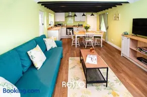 Homely 1-bed Cottage in Stoke Bardolph, Nottingham by Renzo, Stunning Countryside Location! - Image 1