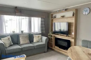 Caravan Sleeps 6 with Pool Access - Image 5