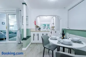 NEW! 4-Bed Home in Manchester by 53 Degrees Property, Ideal for Business & Long Term Contractor Stays, Sleeps 10! - Image 5