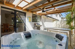 Hawks Nest Hideaway | Spa, BBQ, Bikes & Pool Table - Image 4