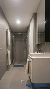 Central Brisbane 2BR Apt - Pool, Gym & Big Balcony M25 - Image 2