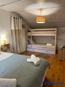 Petite maison avec jardin au centre du village - Image 2