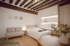 Notre Dame 3-Min Walk-Elegant Studio - Image 1