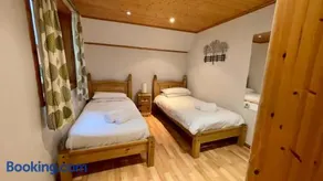 Spacious Primrose Lodge for 6 with Hot Tub at a Spa Resort - Image 5