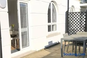 Marina Waves Apartment- Brighton, free parking, patio, ground-floor holiday home, one bedroom, sleeps 3 - Image 2