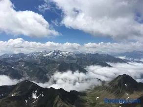 Maison de l'Amitie Argeles Gazost, Luxurious Top Floor Apartment with Mountain Views - Image 2