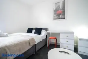 Stylish 3BR Derby Apartment - Sleeps 6, Central Location - Image 5