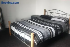 Hullidays - University Side Lg 4 bed House - Image 2