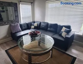21 Cozy Home in the Heart of the City - Image 2