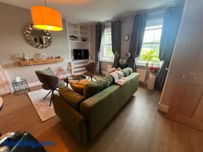 Bright Teddington Home Near River Walks - Image 4