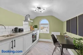Large Group - 8 bedrooms - all ensuite, kitchenette - Image 4