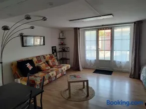 Logement 35m2 en rez de chaussée de notre maison, terrasse couverte , espace extérieur, parking privé fermé, a 3 km du centre ville du puy en Velay, tous commerces alimentaires à 200metres - Image 3