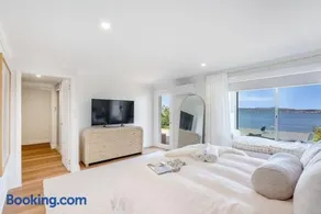 Waterfront luxe- a Hobart oasis - Image 2