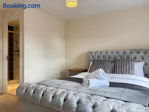 4BR Home - Gym - 3BA - Free Parking - En-suite - Near LGW Airport - Image 3