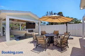 Water's Edge: Dog Friendly, Canal Front, Dock & Pool & Spa - Image 5