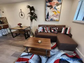 Classy & comfortable condo! - Image 2