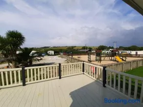Luxury 6 berth caravan full decking - Image 5