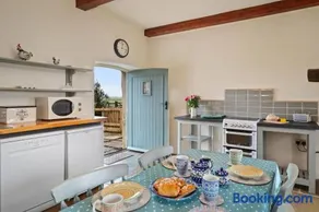 Oysterlow - A beautiful country cottage with estuary views and enclosed garden - Image 2