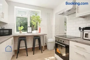 Hartsbourne Grounds-New Modern Stay- Near Woolton Liverpool L25 - Image 3