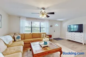 Breezy Bungalow - Image 1
