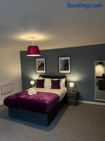 City Centre 4 Bedroom Apartment with Terrace Sleeps 10 by StaySavvy Accommodation - Image 2