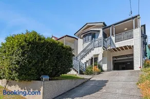 Artistic Queenslander with Park Views - 5 Bedroom - Sleep 10 - Image 3