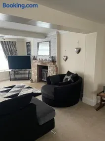 Large 4 bedroom house - Image 1