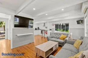 Mountain Escape Cozy 3-Bedroom Retreat with Outdoor Entertaining - Image 2