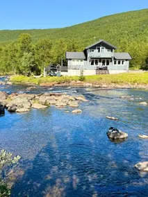 Riverfront house with 98 inch TV, ps5 & activities - Image 5