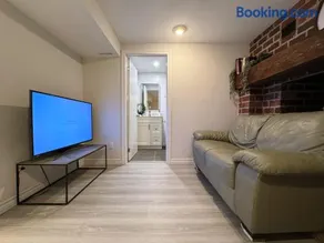 Modern Newly-Renovated Suite Free Parking - Image 3