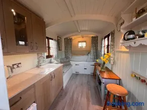 Orchard Shepherds Hut - Image 4
