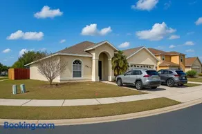 Bright & Spacious Disney Home - Private Pool, Heated Spa & Game Room - Sleeps 14 - Image 4