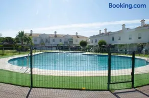 Casa adosada con porche, piscina y pista de pádel, junto al campo de golf - Image 2