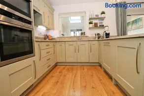 NEAR BEACHES, contemporary home in village centre - Image 2