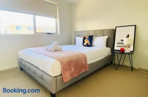 Kellyville Adorable 5Br - Closed to Shops & Parks - Image 2