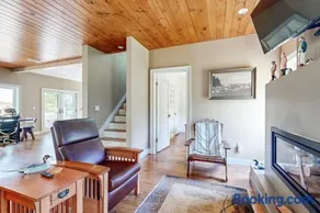 Dog-friendly home with high-speed WiFi, washer/dryer, & private dock - Image 4