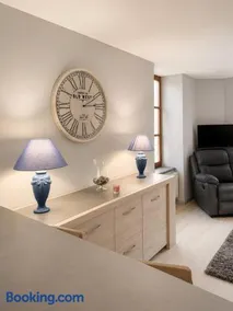 Bright apartment, View of Cathédrale Saint-Flour - Image 2